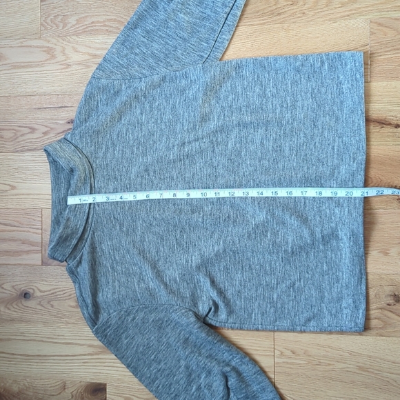 Banana Republic. Women's Mock Turtleneck. Mid sleeve. Grey. Size Small. - Picture 5 of 6
